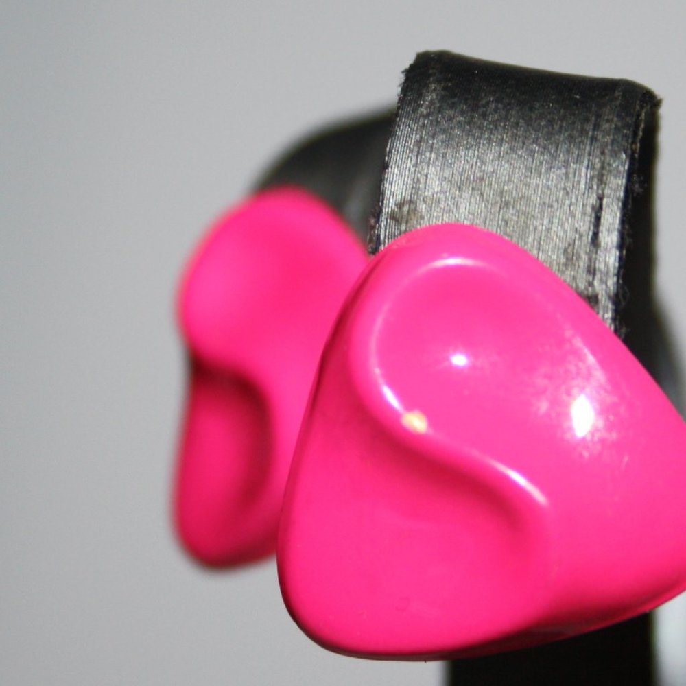 Vintage Retro hot pink triangle earrings - Picture 3 of 5